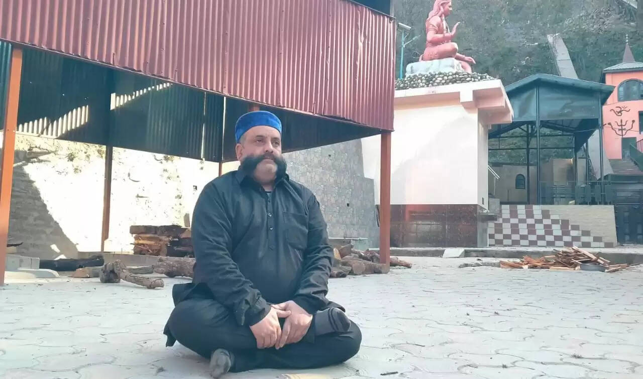 श्मशान घाट में लकड़ी मंहगी, अनशन पर बैठे सामाजिक कार्यकर्ता रवि कुमार