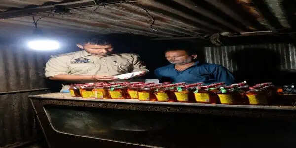 रामकोट में अवैध शराब पर पुलिस की कार्रवाई, 55 बोतल जब्त, एक गिरफ्तार