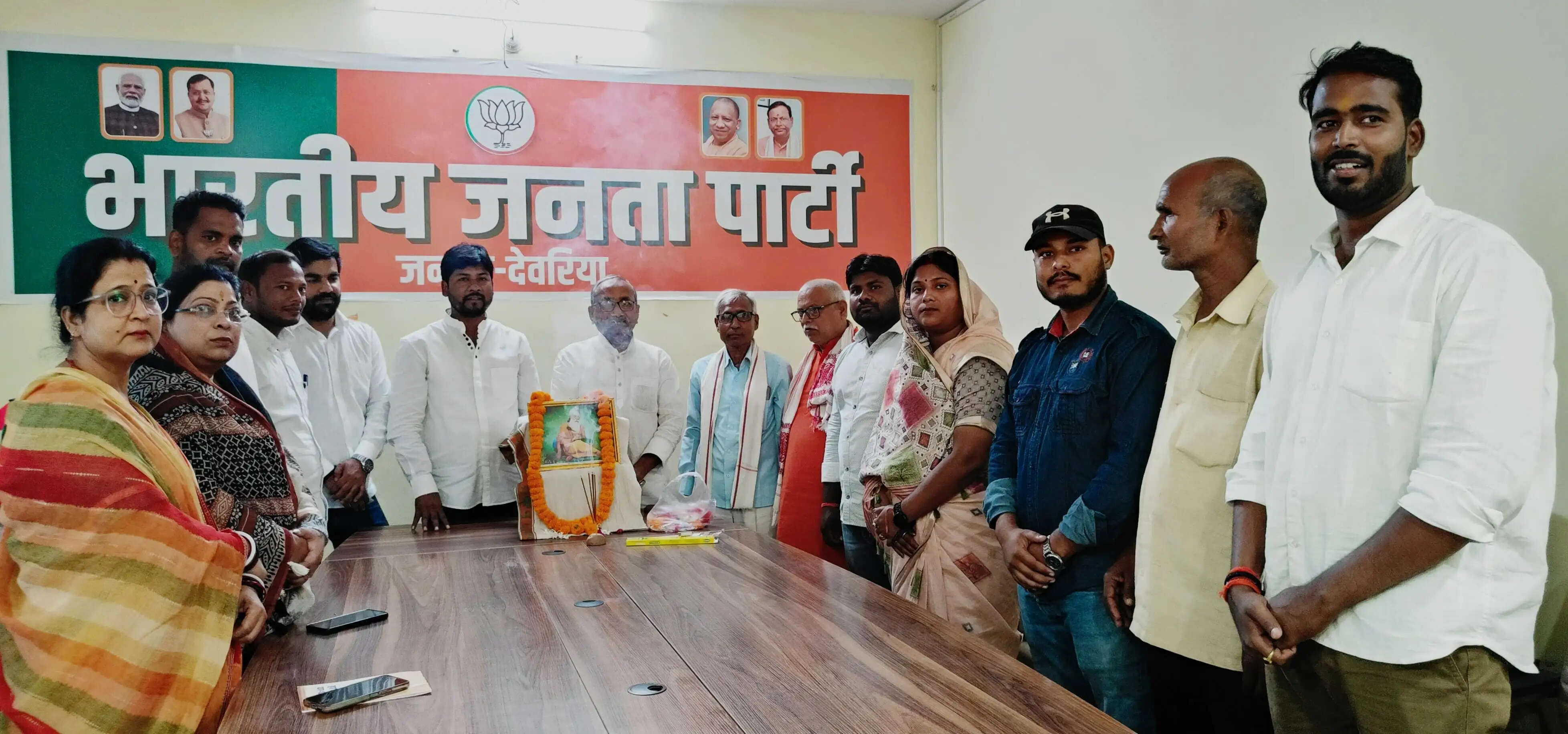 देवरिया :  भाजपा कार्यालय में मनायी गयी महर्षि वाल्मीकि जयंती पर, आदिकवि काे किया गया नमन