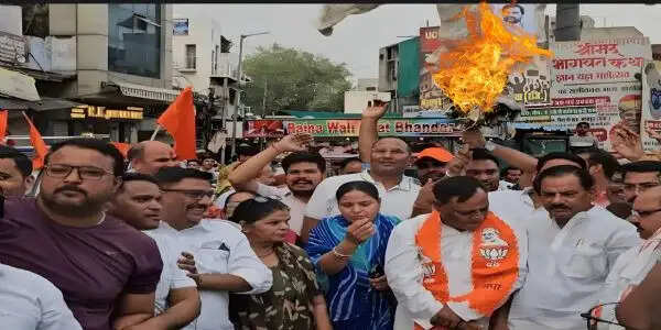 भरतपुर में भाजपा कार्यकर्ताओं का प्रदर्शन, हनुमान बेनीवाल का पुतला फूंका सीएम पर टिप्पणी से नाराजगी, बोले- भगवान उन्हें सद्बुद्धि दें