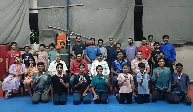 वाराणसी में जिला एवं राज्य स्तरीय कराटे पदक विजेताओं का सम्मान समारोह सम्पन्न