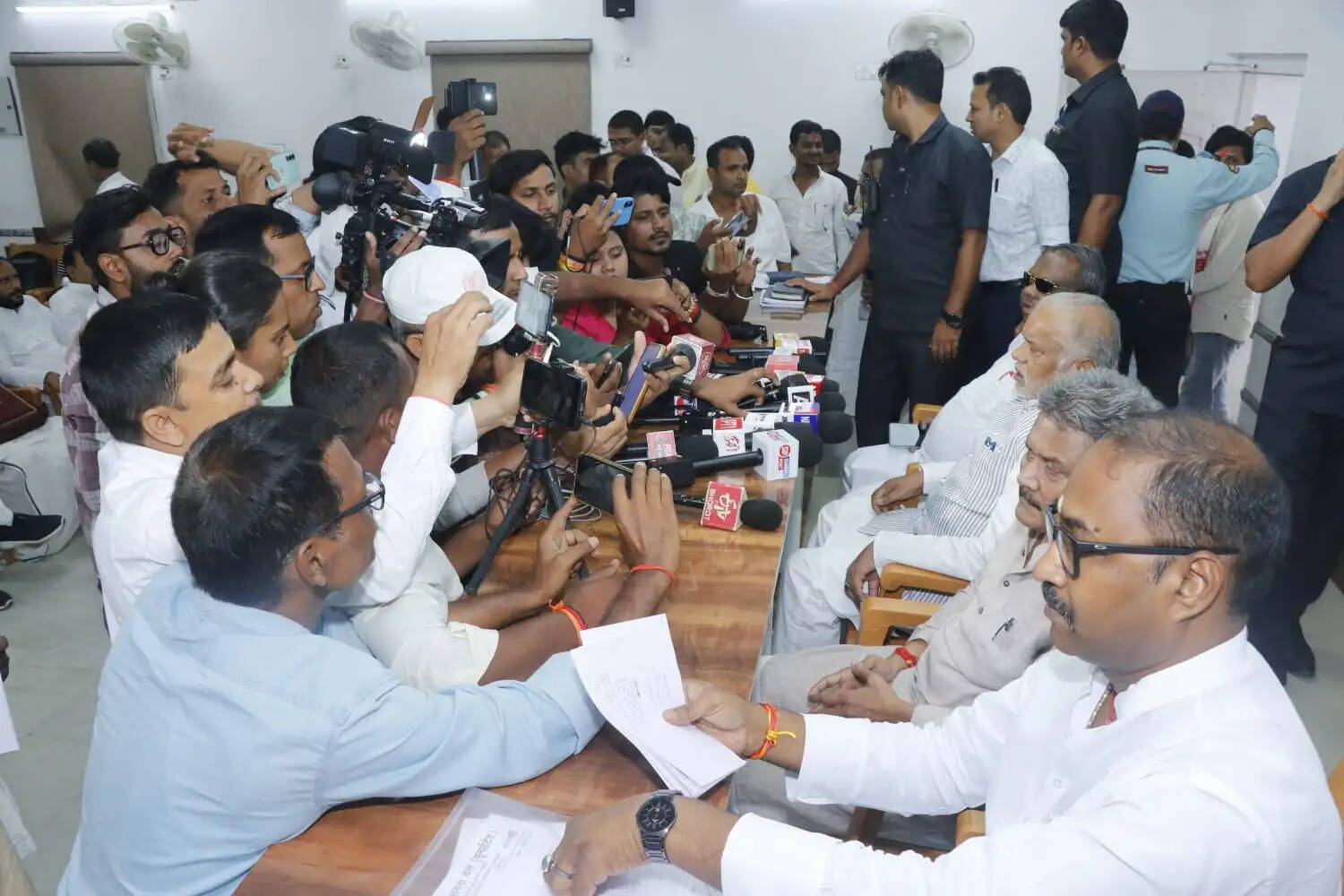 हर वर्ग के कल्याण और सभी क्षेत्रों के सर्वांगीण विकास के लिए एनडीए सरकार प्रतिबद्ध : श्रवण कुमार