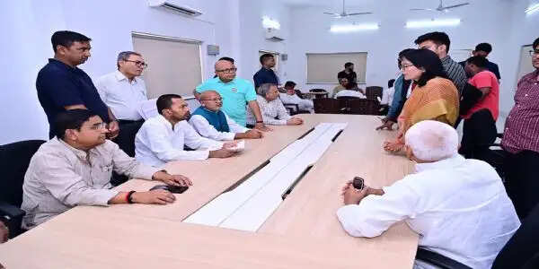 स्वास्थ्य मंत्री निशांत कुमार ने सुनीं आमजन की समस्याएं, अधिकारियों को दिए निर्देश