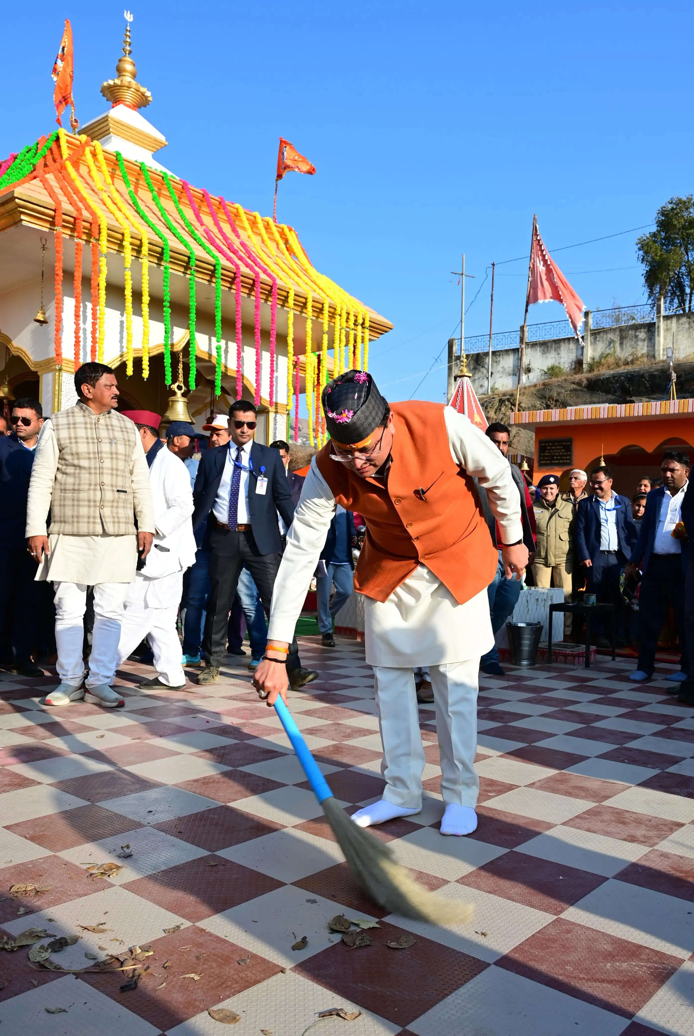 मुख्यमंत्री ने पिथौरागढ़ के चटकेश्वर और सैनी गांव के देवल मंदिर में की पूजा अर्चना