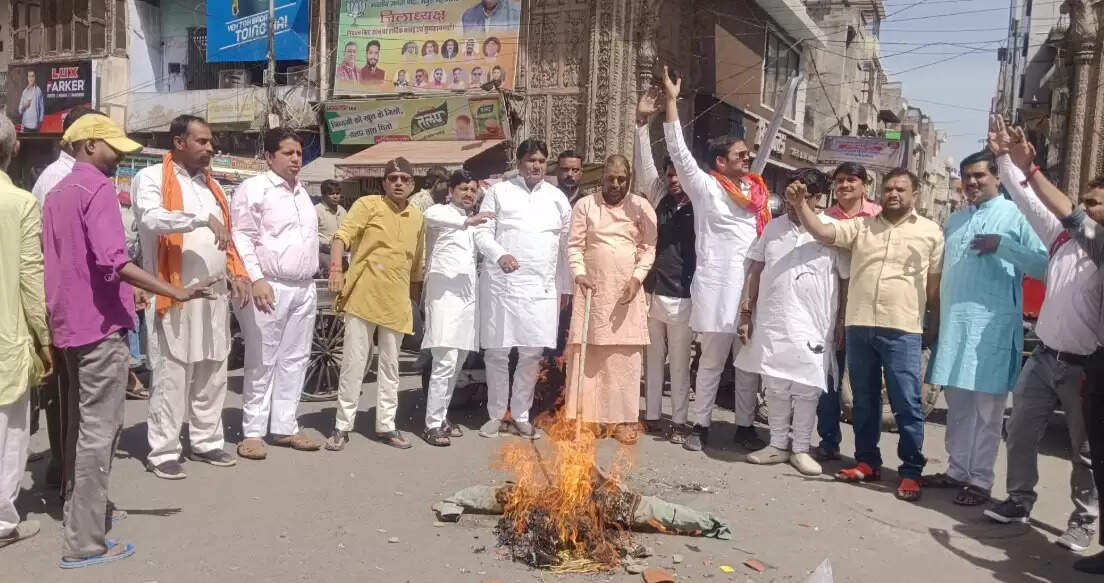 अखिलेश यादव का विश्व हिंदू परिषद और बजरंग दल ने फूंका पुतला