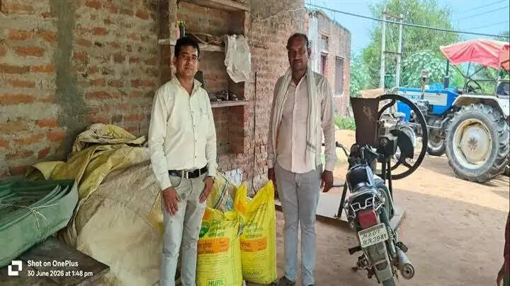 ग्वालियरः पात्र किसानों तक पहुँचे खाद इसलिए घर-घर जाकर किया जा रहा है सत्यापन