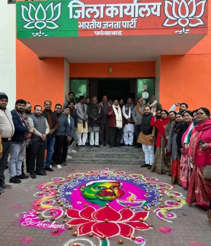 पूर्व प्रधानमंत्री अटल जी के जन्म दिवस की पूर्व संध्या पर सजाई चित्राें की रंगोली