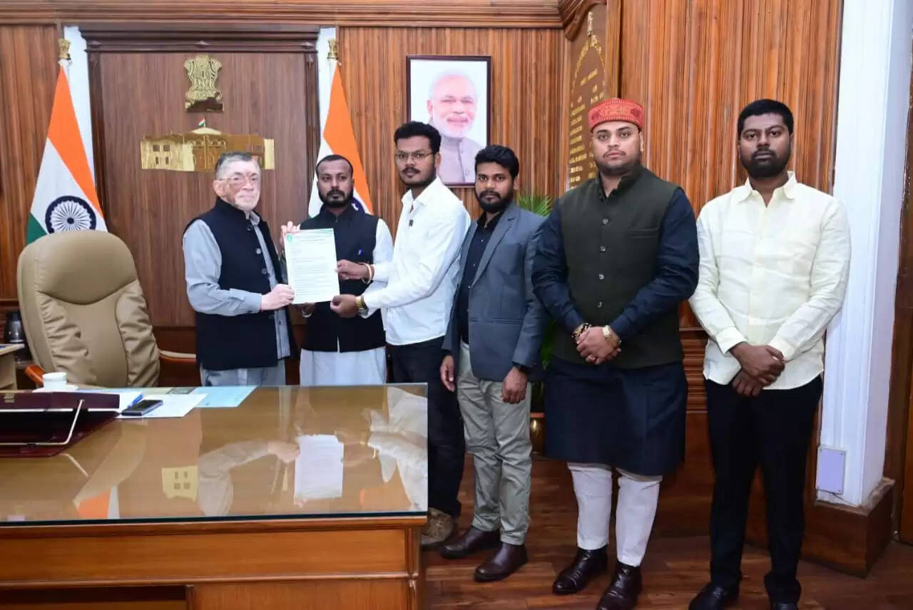 झारखंड में पोस्ट मैट्रिक छात्रवृत्ति जारी करने की मांग को लेकर आजसू छात्र संघ ने राज्यपाल को सौंपा ज्ञापन