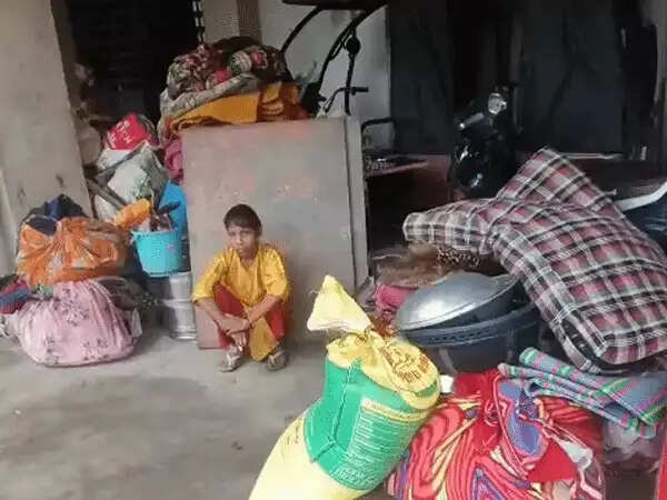 रतलाम में पीएम आवास योजना के 208 फ्लैट खाली कराने पर बवाल, पूर्व विधायक की&nbsp;कमिश्नर से तीखी नोकझोंक