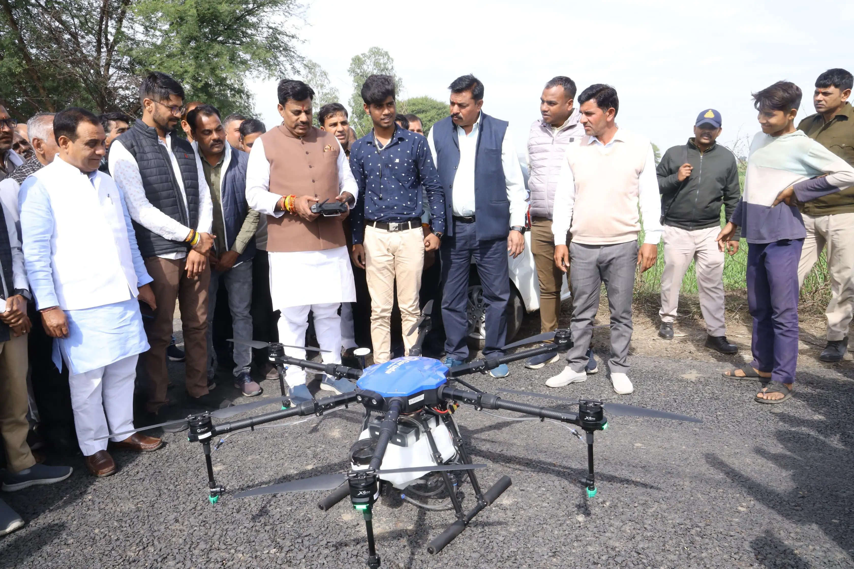 विकसित भारत संकल्प यात्रा में पहुंचे विधायक रामेश्वर शर्मा ने उड़ाया ड्रोन, खेत में किया दबाई का छिड़काव