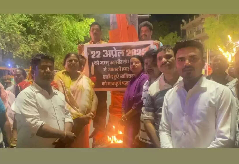 कैडल मार्च निकालकर दो मिनट का मौन रखकर मृतकों को दी भावपूर्ण श्रृद्धांजलि