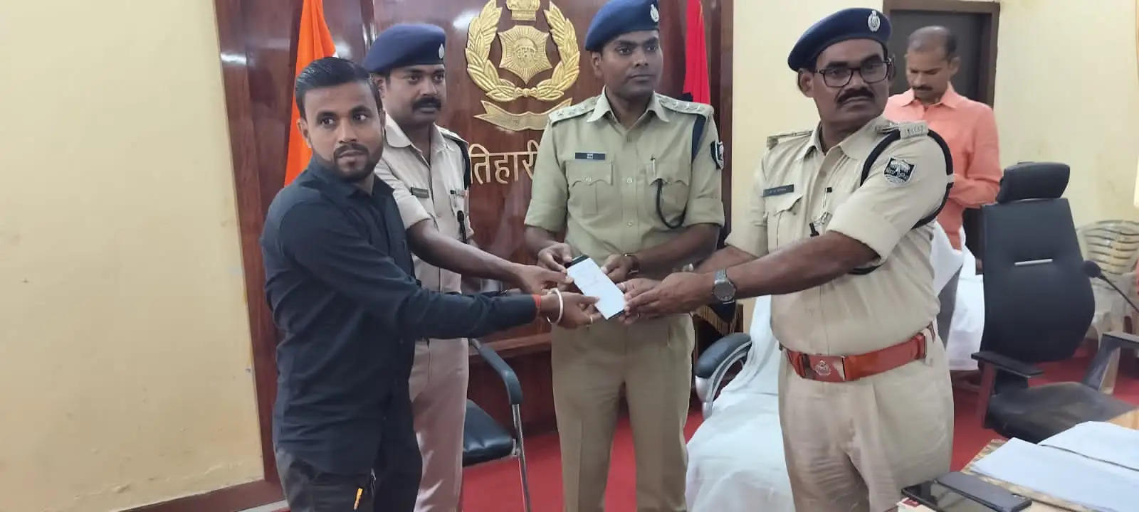 मोतिहारी पुलिस ने चोरी और खोये हुए 108 मोबाइल वास्तविक धारकों को लौटाया