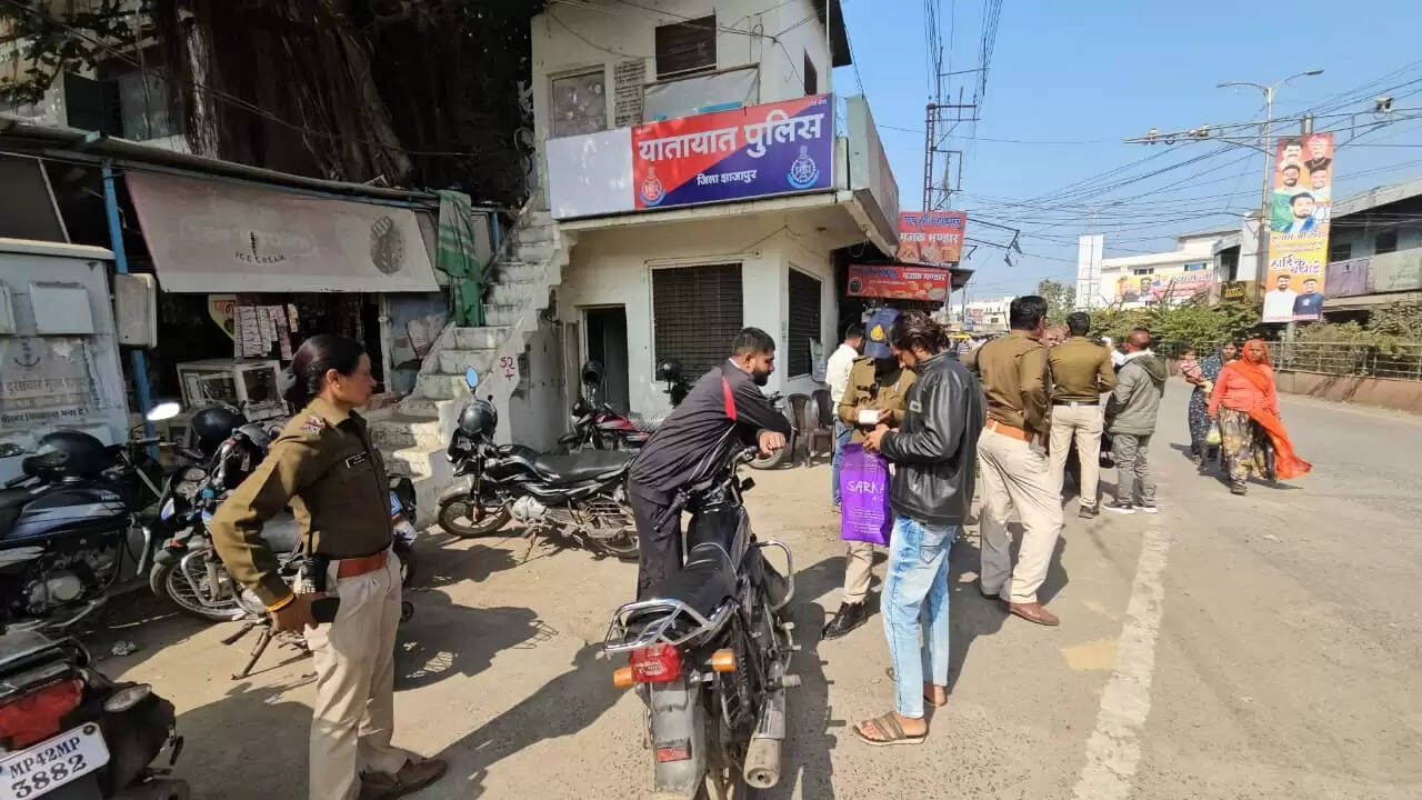 शाजापुरः दूसरे भी जारी रहा पुलिस का चेकिंग अभियान, 200 से अधिक वाहन चालकों के बनाए चालान