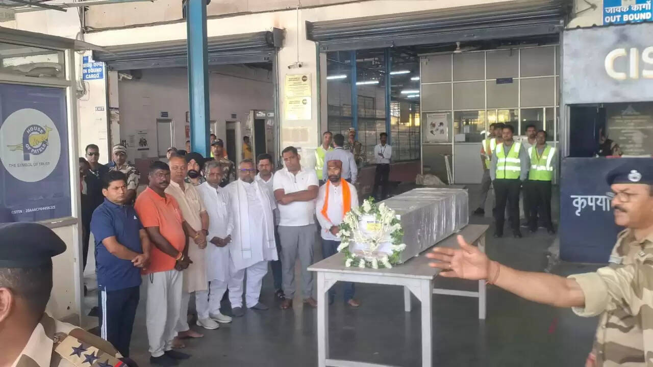 आईबी अधिकारी का पार्थिव शरीर पहुंचा रांची एयरपोर्ट, मरांडी ने दी श्रद्धांजलि