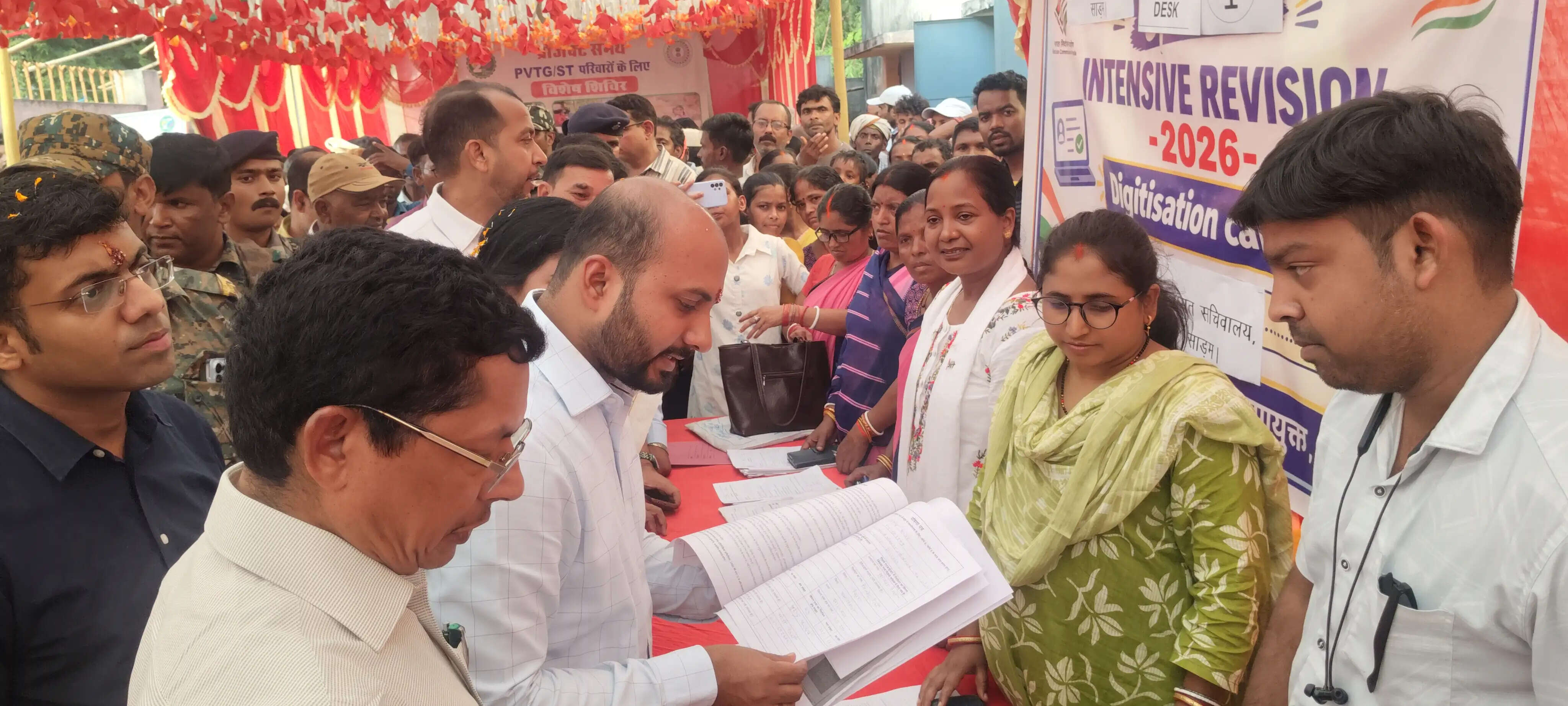 मतदान केंद्र पर पहुंचे डीसी, एसआईआर कार्य का लिया जायजा