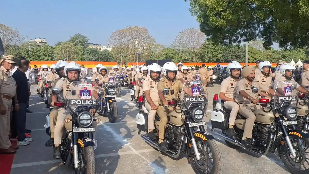 गुरुग्राम में मुख्यमंत्री ने हरियाणा पुलिस के 312 नए वाहनों को दिखाई हरी झंडी