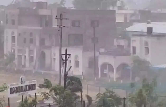 इंदौर&nbsp;में&nbsp;100 किमी प्रतिघंटा की रफ्तार से चली हवाएं, पेड़, होर्डिंग और टीनशेड उड़े