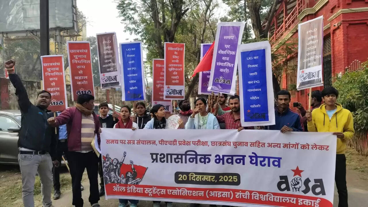 रांची विवि में अनियमित सत्र सहित कई मांगों को लेकर आइसा ने किया घेराव