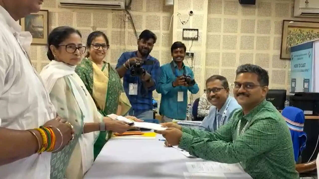 भवानीपुर सीट से ममता बनर्जी ने दाखिल किया नामांकन, समर्थकों के साथ पहुंचीं अलीपुर सर्वे भवन