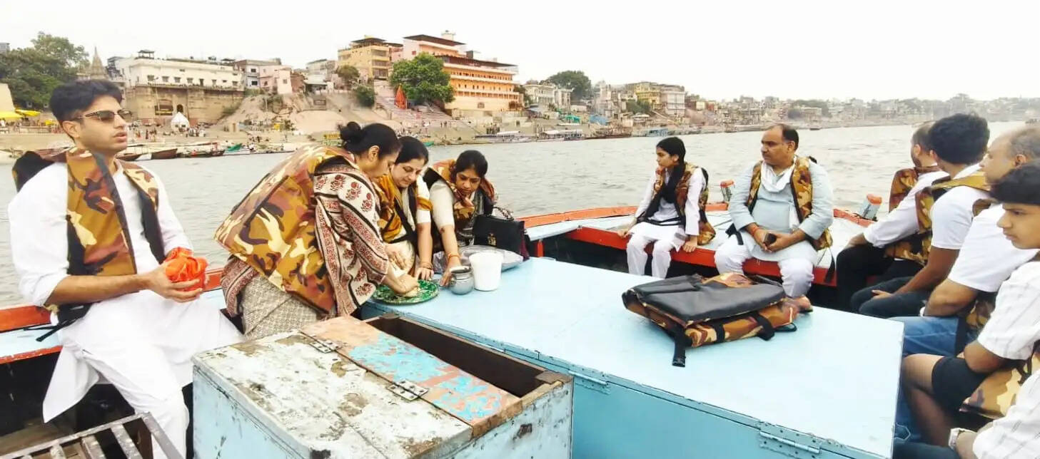 वाराणसी में वैदिक मंत्रोच्चारण के बीच कांग्रेस के राष्ट्रीय सचिव सूरज हेगड़े का अस्थि कलश गंगा में प्रवाहित