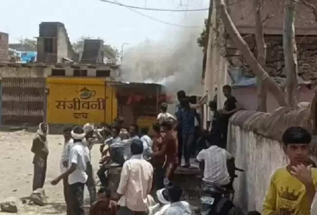 सागरः दो पक्षों के विवाद, भीड़ ने तोड़फोड़ कर दुकान में आग लगाई