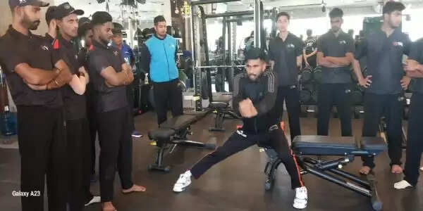 टीएसएच ब्लास्टर्स आर्यनगर ने फ्लड लाइट्स में निखारी फील्डिंग, खिलाड़ियों ने जिम में बहाया पसीना