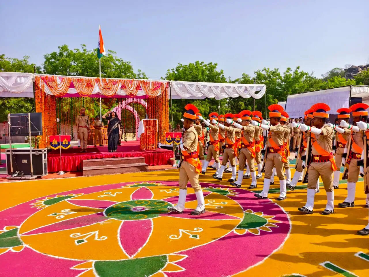 जिलाधिकारी ने दीक्षांत परेड समारोह में ली सलामी, पुलिस अधीक्षक ने दिलाई शपथ