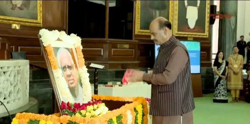 ओम बिरला ने पूर्व लोकसभा अध्यक्ष सोमनाथ चटर्जी को श्रद्धांजलि दी