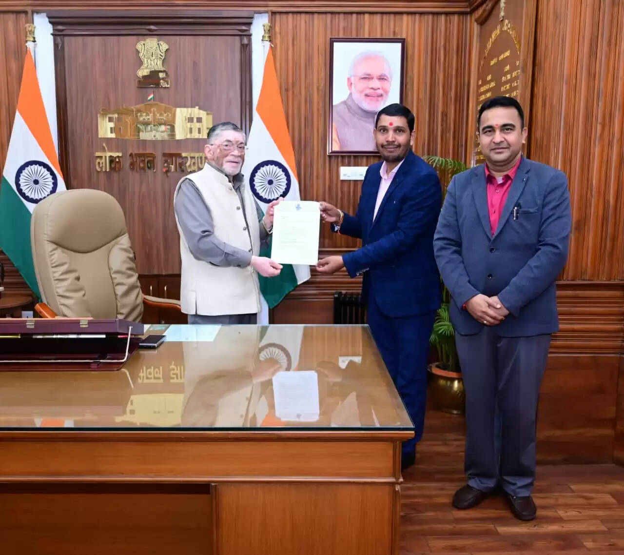 ठाकुर सुधांशु ने राज्यपाल को किया आमंत्रि‍त