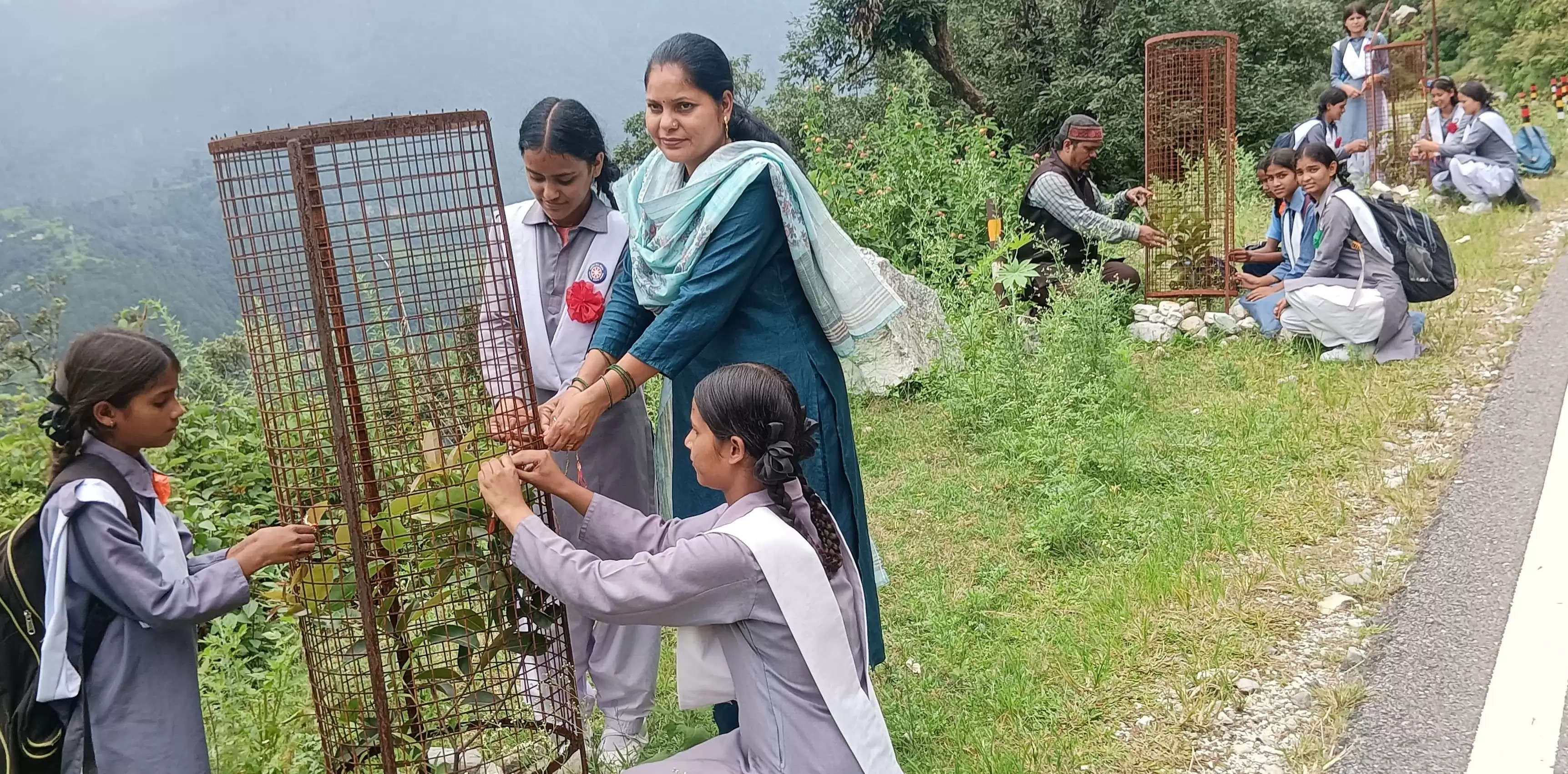 पेड़ों पर रक्षा सूत्र बांध पर्यावरण संरक्षण का लिया संकल्प