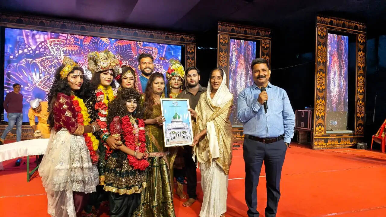भजनों की स्वर-लहरियों से भक्तिमय हुआ देवा मेला, पूजा पाण्डेय की टीम ने बांधा समां
