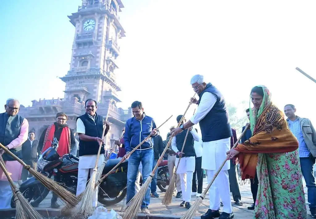 सुशासन दिवस पर केंद्रीय जलशक्ति मंत्री ने सफाई अभियान का शुभारंभ किया