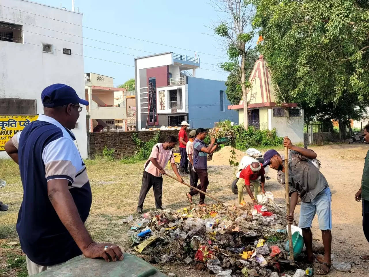 स्वच्छता ही सेवा अभियान के तहत हो रही सार्वजनिक स्थानों की सफाई