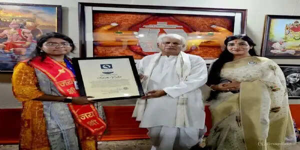 'चॉक पर सुई से नक्काशी’ कर लिखी हनुमान चालीसा, छात्रा खुशी यादव का नाम ‘इंडियन बुक ऑफ रिकॉर्ड्स’ में दर्ज