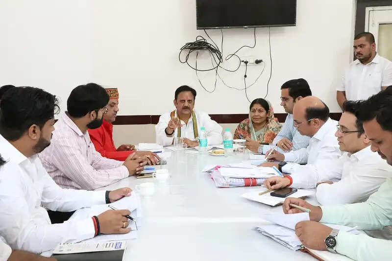 सभी बाधाएं दूर कर ग्रामीण एकल नल-जल प्रदाय योजना का संचालन तत्काल प्रारंभ कराएं: उप मुख्यमंत्री शुक्ल