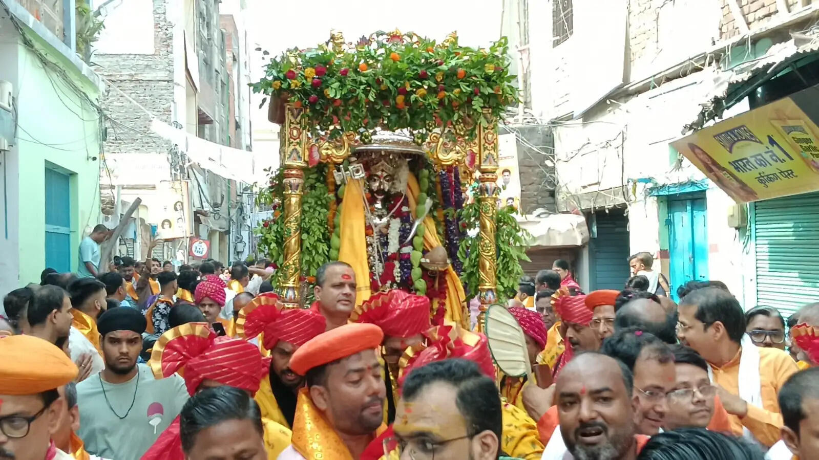काशी के कोतवाल बाबा कालभैरव नगर भ्रमण पर निकले, पुष्पवर्षा के बीच उतारी गई आरती