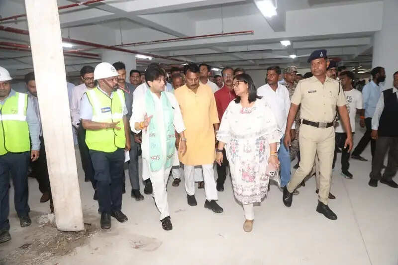 केन्द्रीय मंत्री सिंधिया ने ग्वालियर में किया निर्माणाधीन एलिवेटेड रोड फेज-2 का निरीक्षण