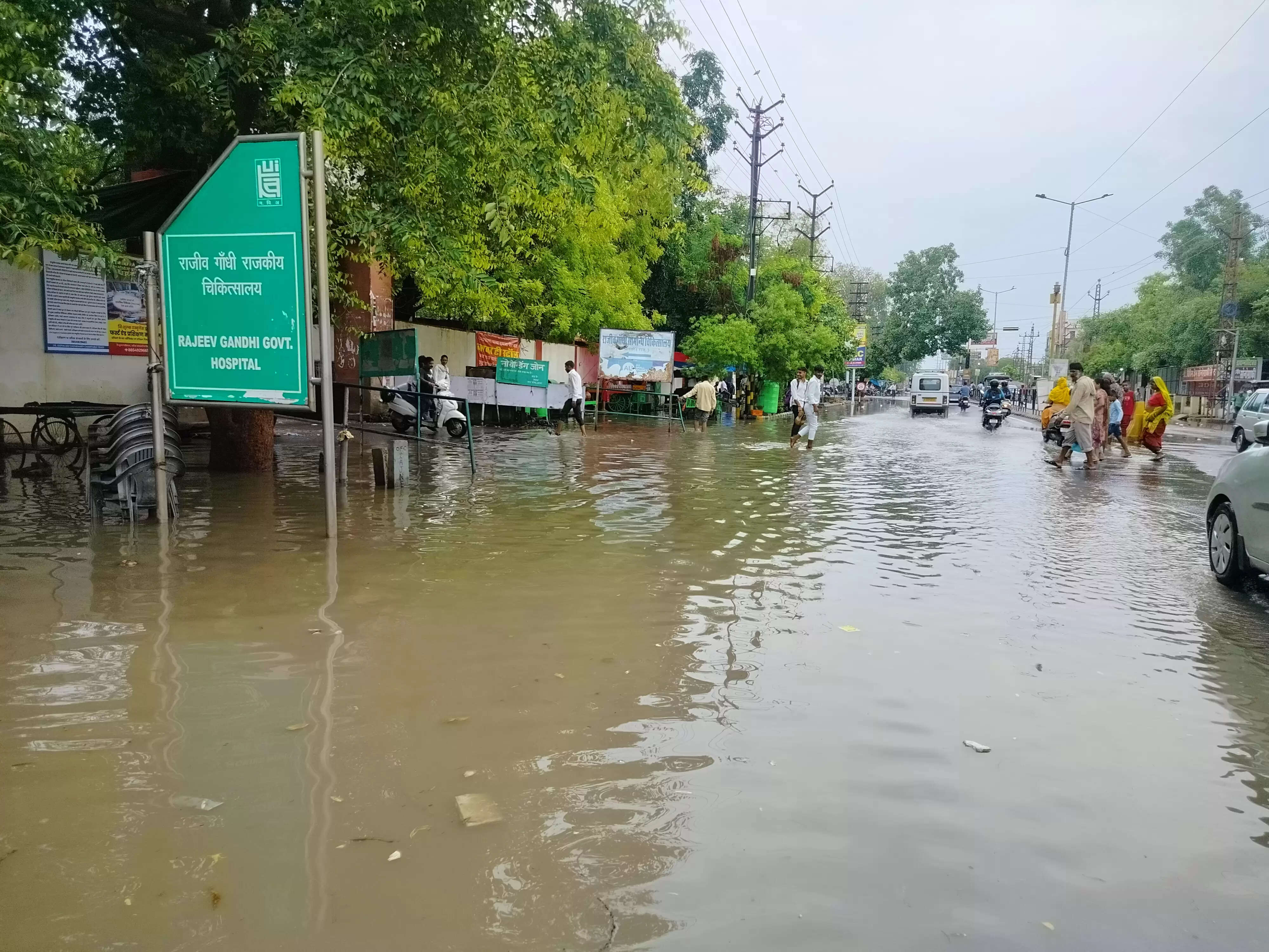 अलवर नगर निगम के दावों की खुली पोल, बारिश में जलमग्न हुई शहर की सड़कें