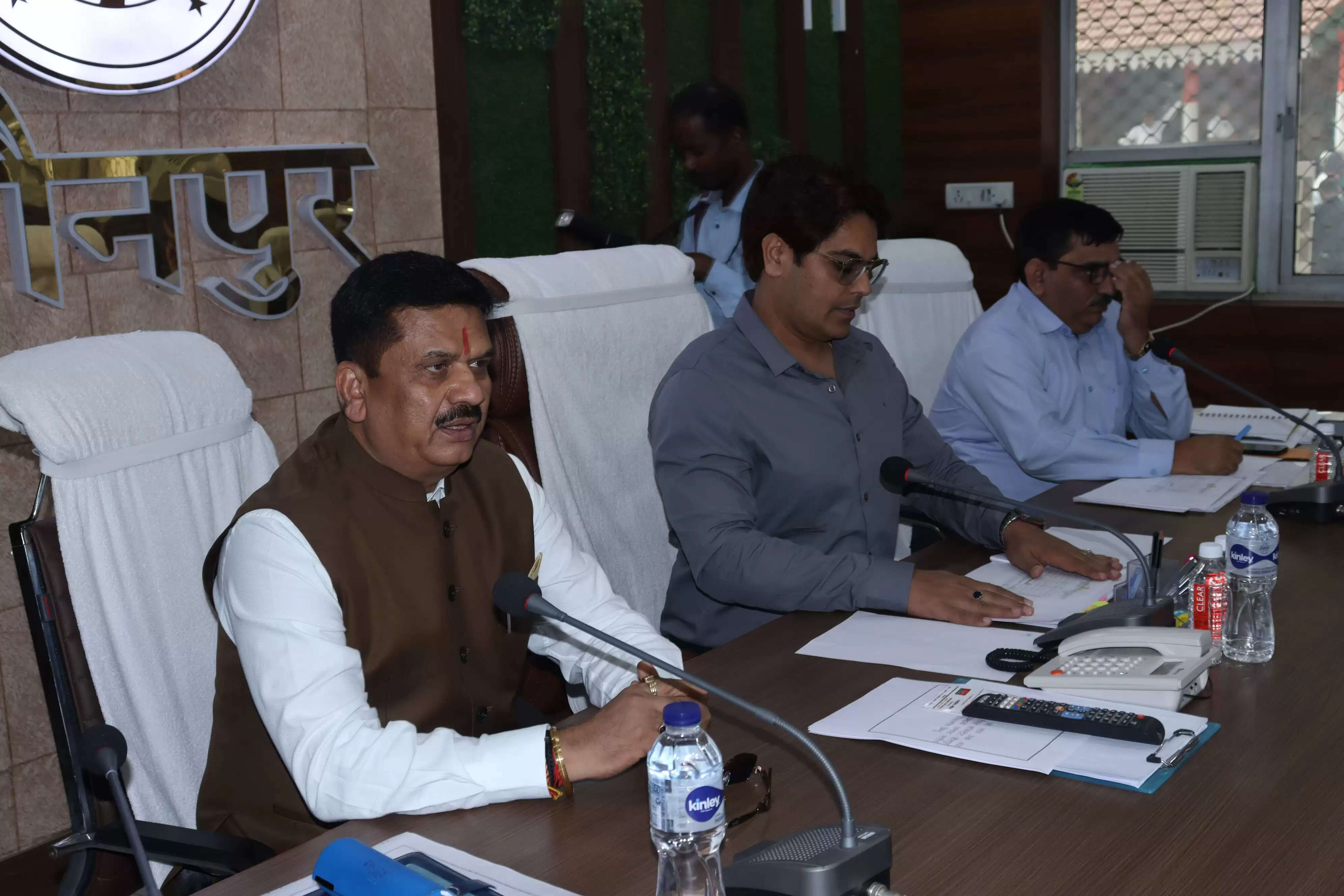 चकबंदी आयुक्त ने समीक्षा&nbsp;कर जताई नाराजगी, दिया दिशा निर्देश&nbsp;