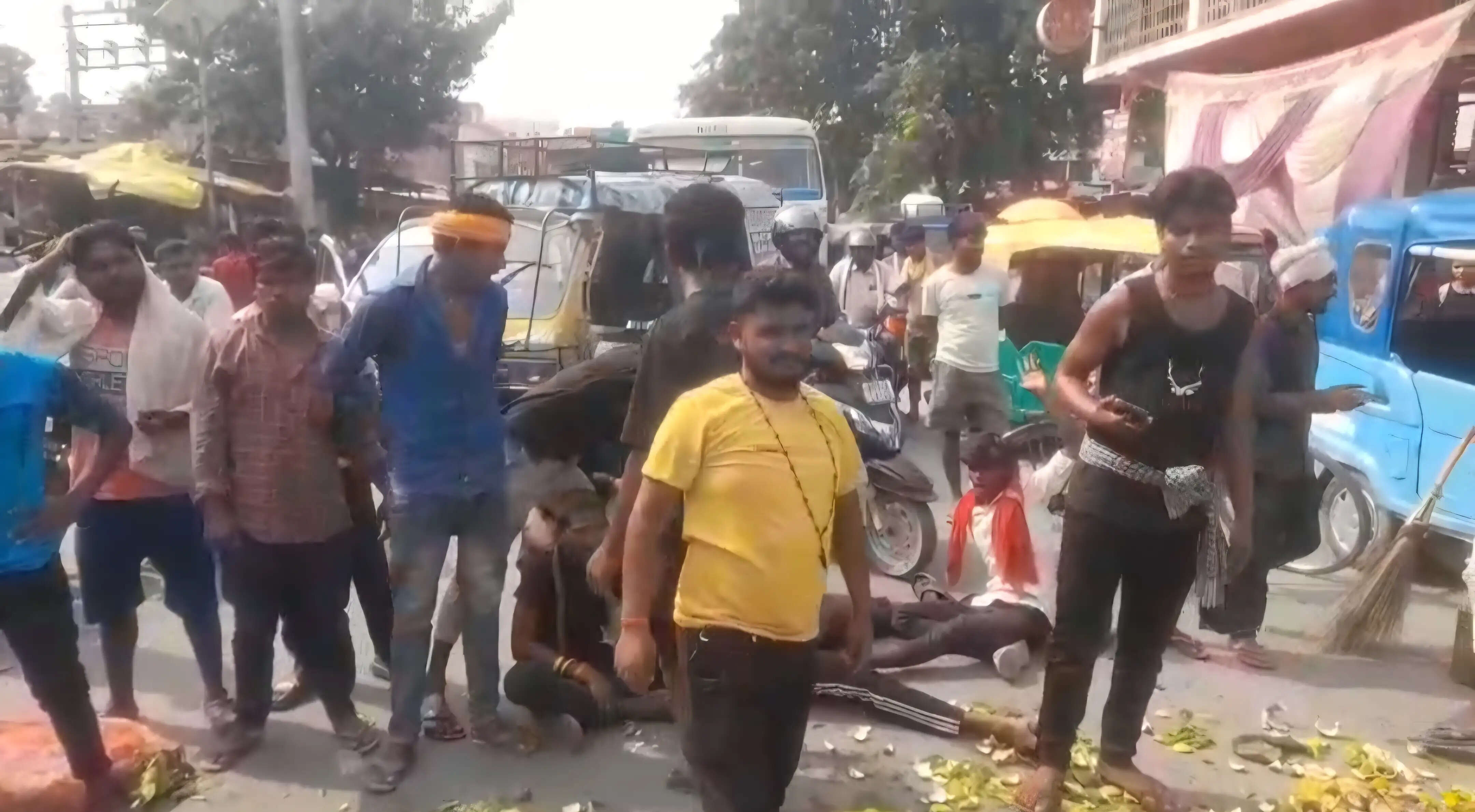 मशरक में मानदेय की मांग को लेकर सफाई कर्मियों ने हड़ताल कर किया सड़क जाम