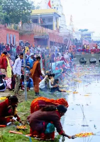 मंदसौर: कार्तिक पूर्णिमा पर शिवना नदी में किया दीपदान, नदी में गंदगी से श्रद्धालु हुए परेशान