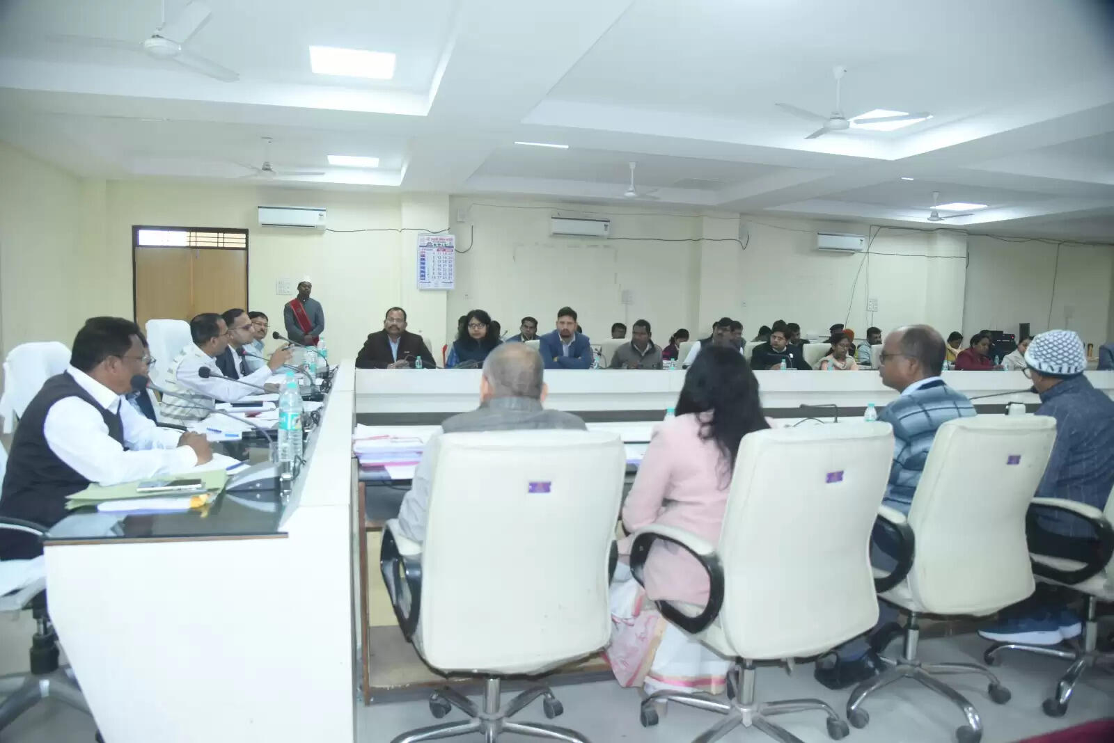 अंबिकापुर: समय-सीमा की बैठक में कलेक्टर सख्त, धान खरीद में लापरवाही पर कार्रवाई के निर्देश