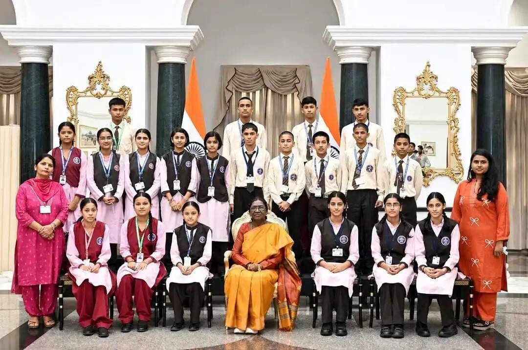 एकलव्य विद्यालयों के विद्यार्थियों ने राष्ट्रपति द्रौपदी मुर्मु से की भेंट