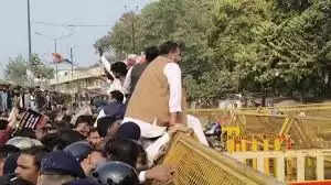 कैलाश विजयवर्गीय के विरोध में कांग्रेस का प्रदेश भर में प्रदर्शन, पुतले को पानी में डुबोया, इंदौर में घंटा लेकर निगम कार्यालय पहुंचे