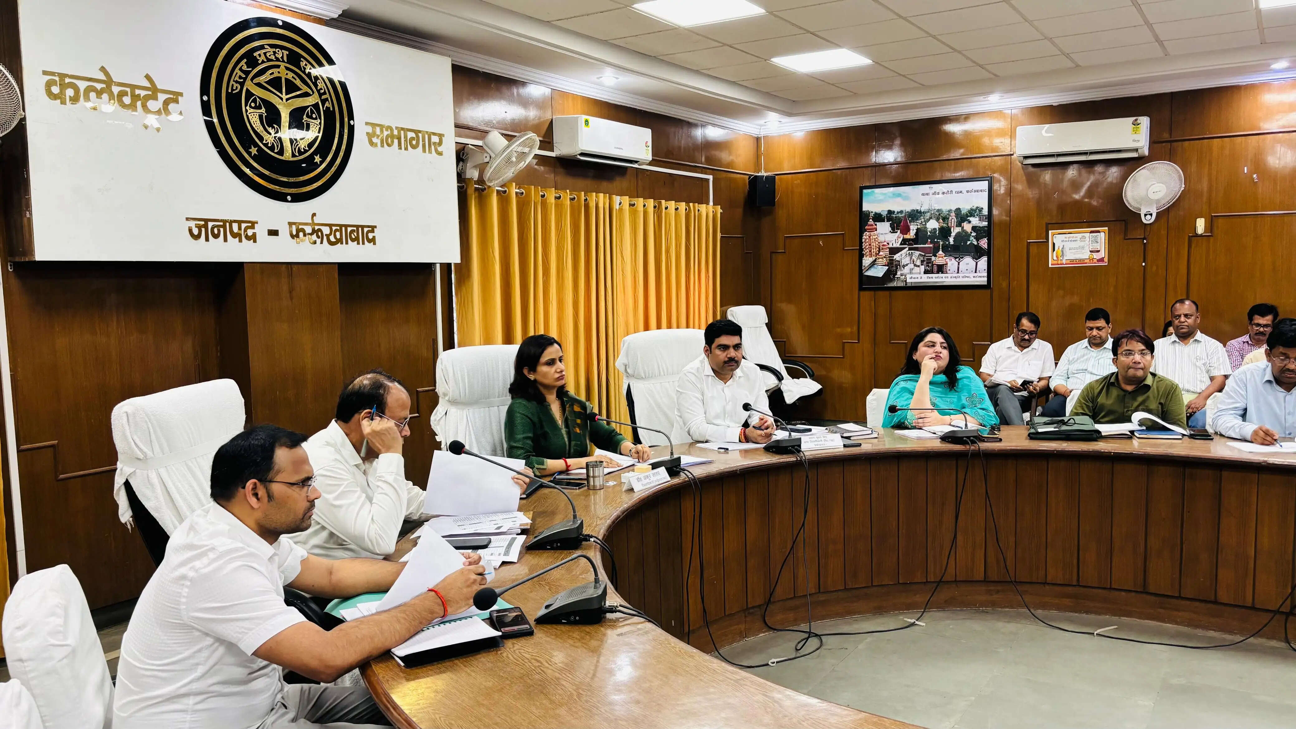 फर्रुखाबाद: जिलाधिकारी ने कम वसूली देख विभागाध्यक्षों को लगाई फटकार