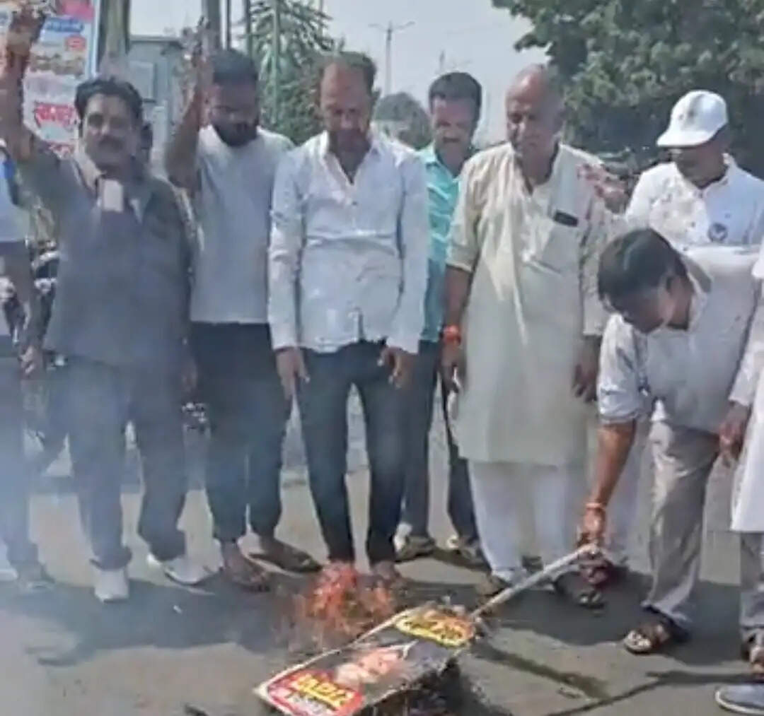 राजगढ़ः दशहरे पर कांग्रेस ने मुख्य चुनाव आयुक्त का पुतला जलाया, लगाए ‘वोट चोर, गद्दी छोड़’ के नारे