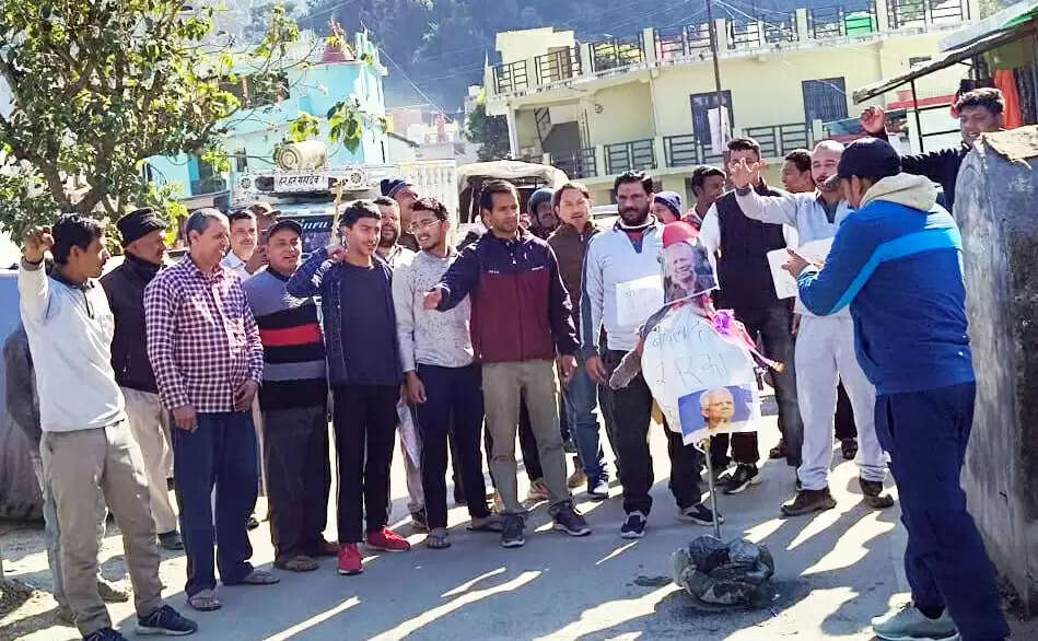 बांग्लादेश में हिंदुओं पर अत्याचार के विरोध में खनस्यूं में युनूस सरकार का पुतला जला