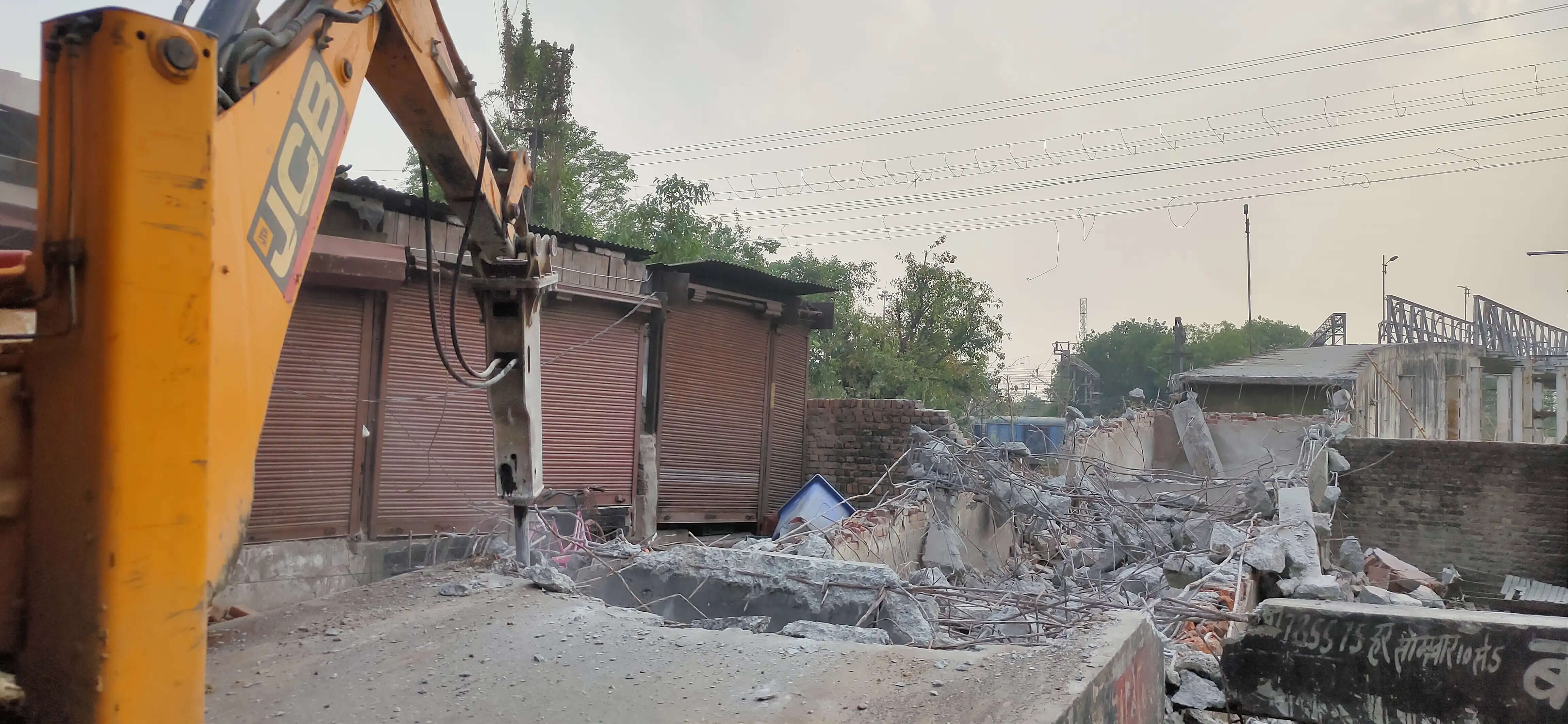 29 वर्ष पूर्व मुरादाबाद में रेलवे लाइन पर बना क्षतिग्रस्त कपूर कंपनी पुल टूटना शुरू