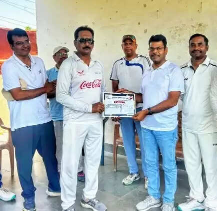 वाराणसी में ग्रीष्मकालीन टी 20 क्रिकेट प्रतियोगिता में प्रशासन की टीम ने जीता मैच
