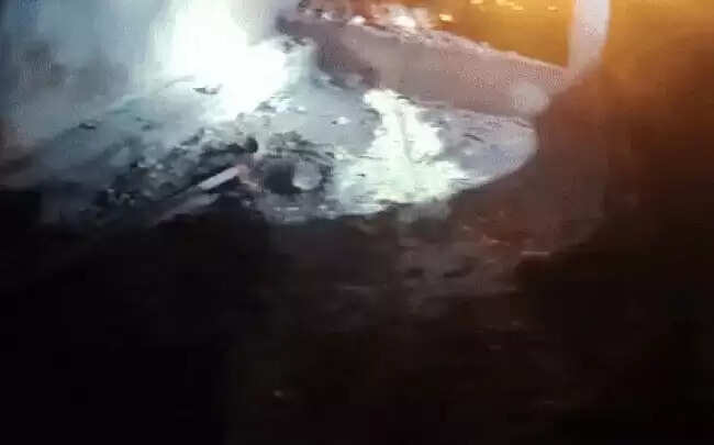 रीवा में पटाखा व्यापारी के घर में धमाके के बाद लगी आग, चार लोग झुलसे